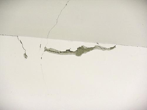 墻面開裂、發霉怎么辦？